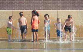 ¿Qué aporta jugar con los niños? Estimula su mente.